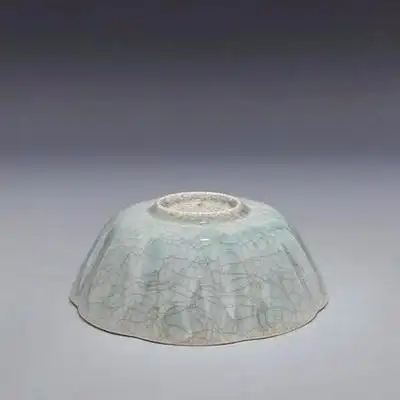 610北宋汝窑蝉翼纹棱口茶碗  汝瓷以名贵玛瑙为釉,色泽独特,有"玛瑙为