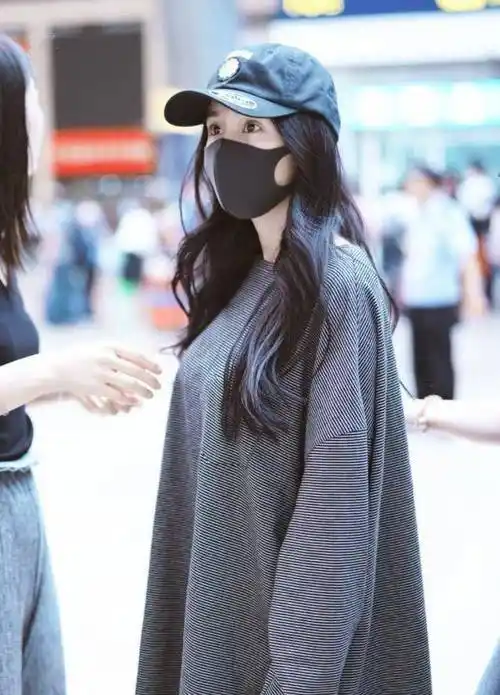 其实杨幂才是货真价实的"小孩腿"吧,走路间都怕她站不稳!