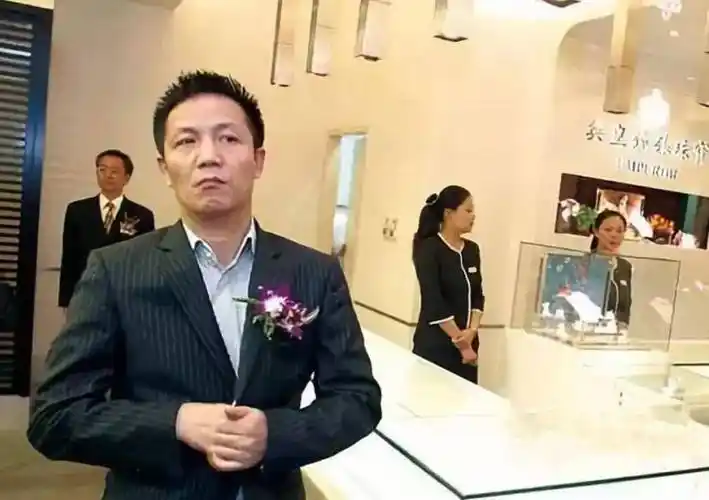 一场生日宴,"撂倒"6位主持人,劣迹斑斑的周正毅什么来头?