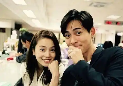 周渝民一家三口首度同框!