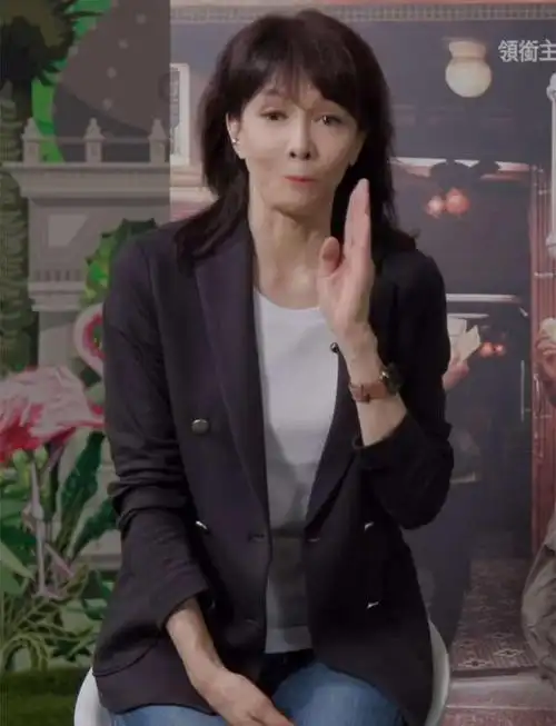 68岁的周润发再引争议!与郑裕玲嘴对嘴亲吻,女方笑容灿烂