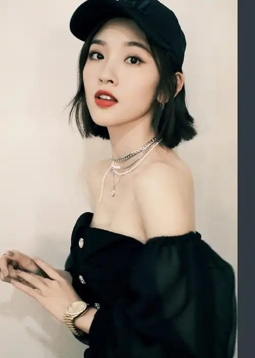 唐艺昕一字肩短上衣秀锁骨 胶片风写真氛围感满满_凤凰网娱乐_凤凰网