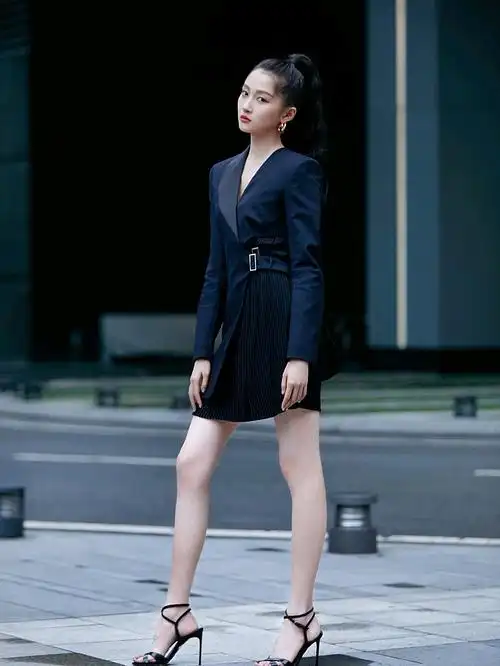 一双大长腿真的很吸睛!但是光有一双大长腿远远