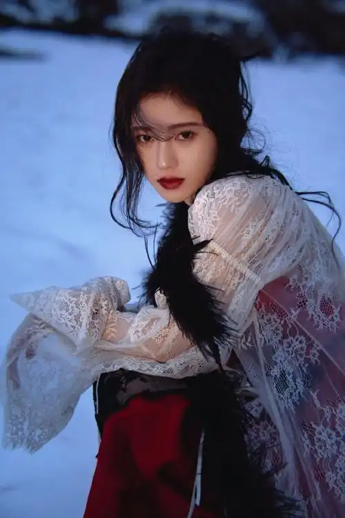 鞠婧祎深冬雪景大片白纱红裙眼神中的故事感和破碎感好戳人