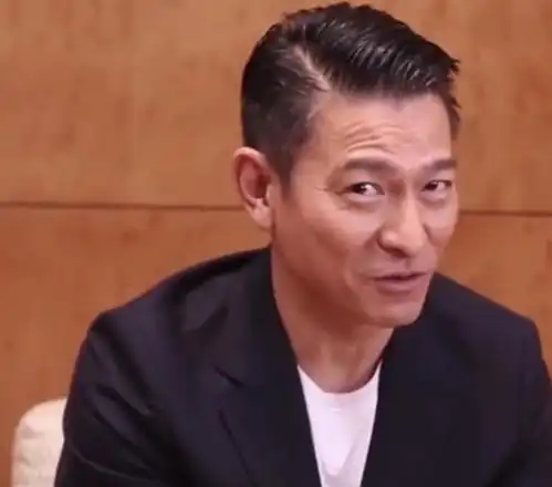 58岁刘德华近照流出,皮肤暗淡满脸褶皱,昔日男神难逃岁月侵蚀?_网友