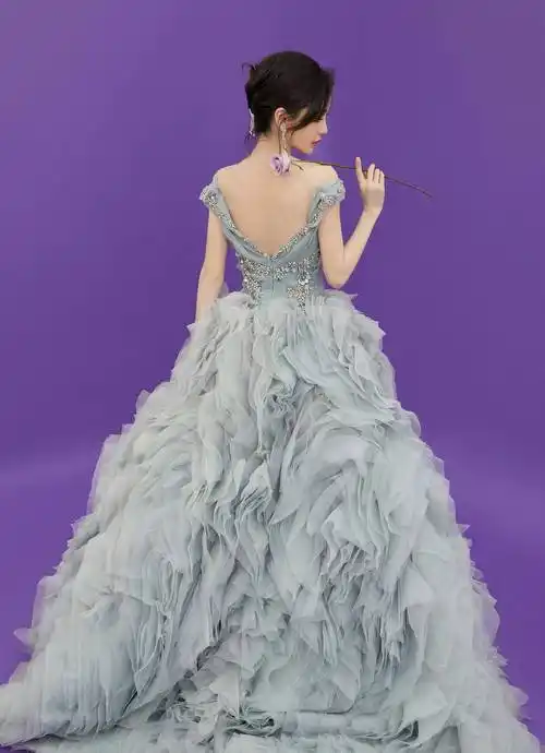 甜甜风情让人陶醉,楚楚美貌融入自然_舞台_核心_意境