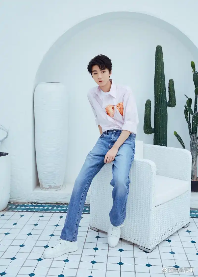 王俊凯出席品牌活动,浅紫印色衬衫,搭配浅蓝牛仔裤,清爽又帅气