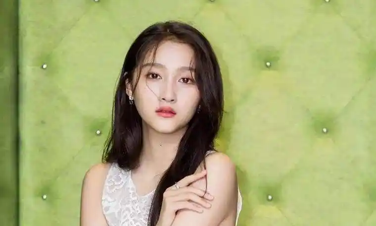 被大家看着长大的关晓彤,现在已经读大学了.