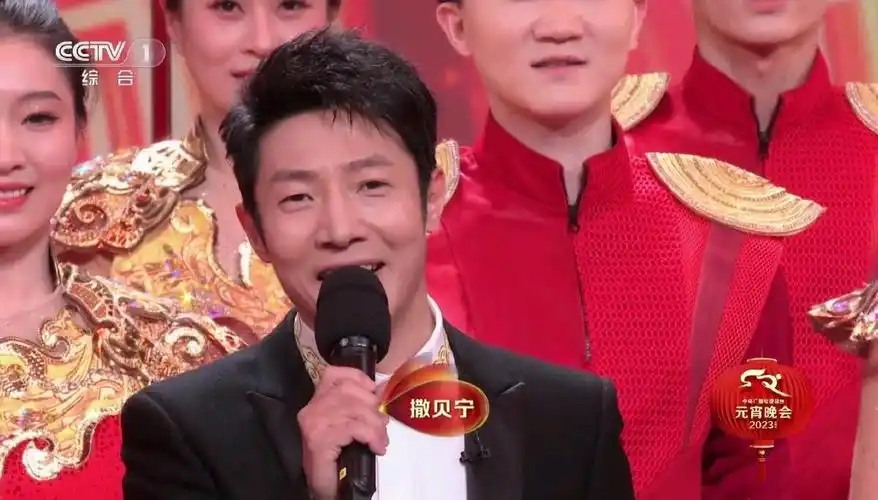 任鲁豫,撒贝宁,尼格买提,龙洋,马凡舒,王嘉宁6位主持人往舞台中间一站