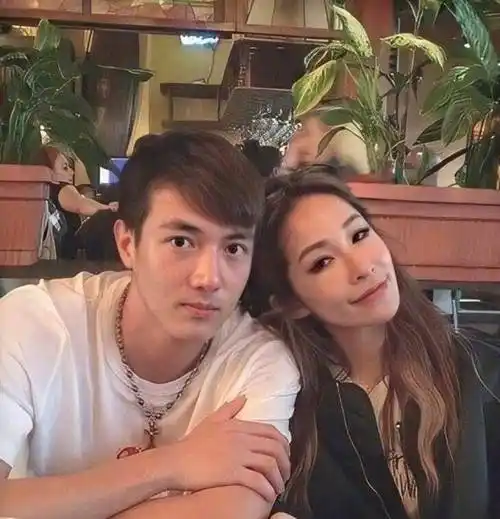 40岁萧亚轩晒与24岁小男友合照,被嘲像母子同框,堪称男版王思聪_网友