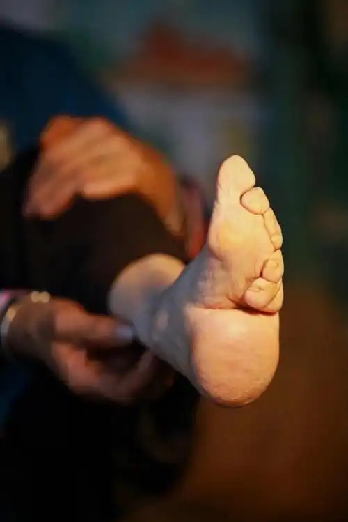 最后一位裹脚女性口述:15岁靠"三寸金莲"嫁大户,洗脚疼到崩溃