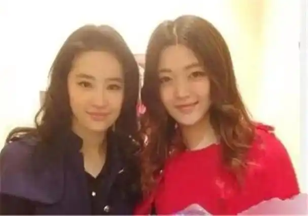 通过照片对比,似乎能理解刘亦菲为什么调侃自己是"全家最丑"的了,因为