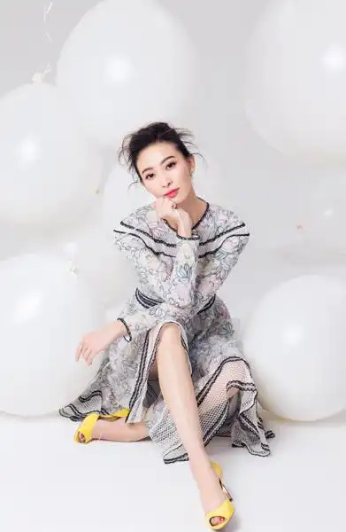 《健康与美容》十月号封面,杂志大片中的演员周知简约大气尽显个人