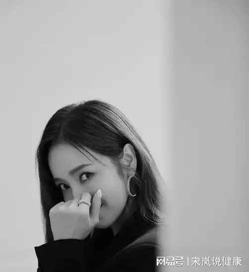 侯佩岑晒出自我最新近照引关注这是一份属于自己的气场