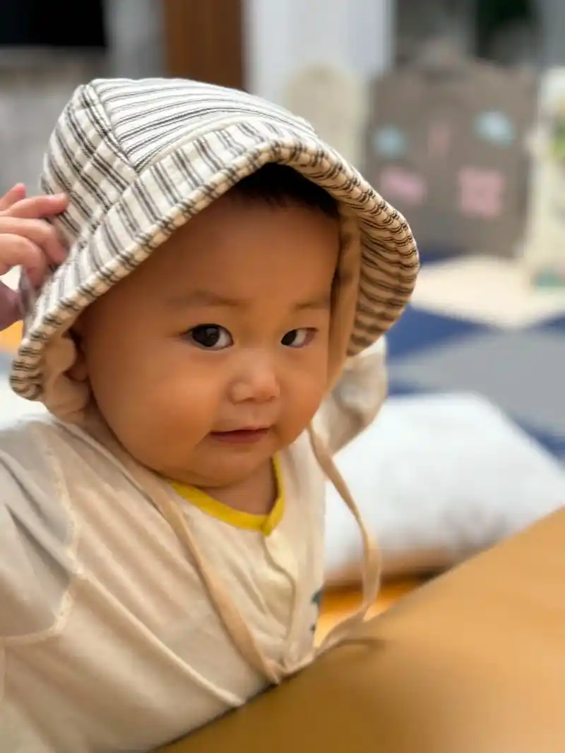 戴帽子的小男孩