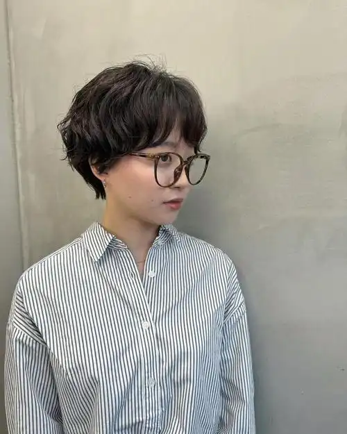 女士短发别乱整,蓬松烫刚刚好,不夸张很时尚|发型|烫发_网易订阅