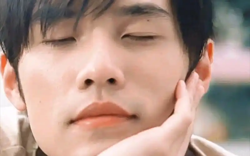 周杰伦年轻的时候也是帅过的一直很帅好不好