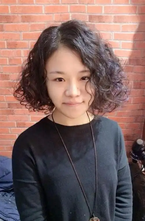 中年女人烫发发型图片 中发(中年女人不适合烫什么发型?)_捷讯网