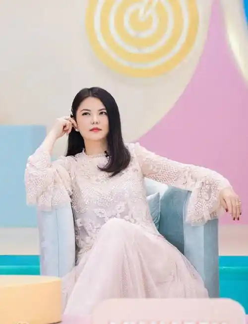 李湘扮嫩也显贵气一袭粉色刺绣裙雍容大气戴鸽子蛋大钻戒抢镜