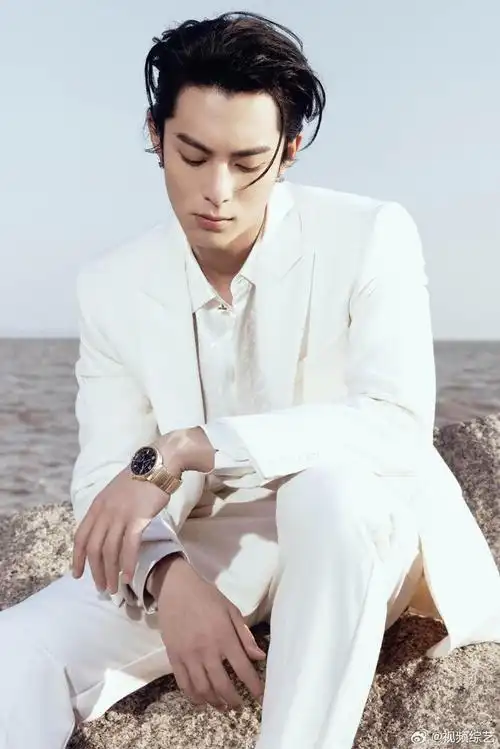 王鹤棣纯白西装大片 我们浓颜系大帅哥是这样的 啊啊啊唯有震撼!