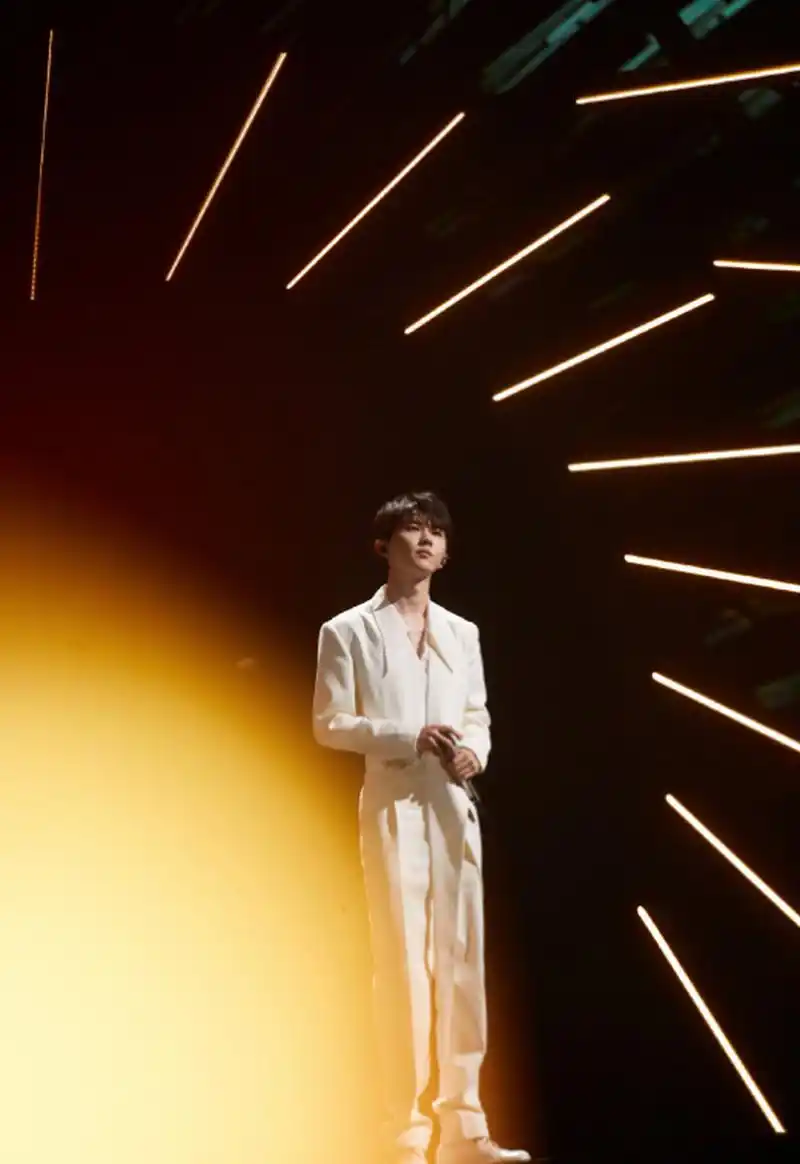 马嘉祺白色西装剧照释出,真白马王子,今晚继续听小马唱歌