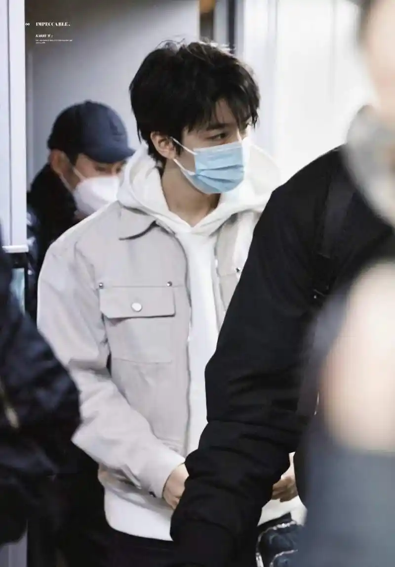 王俊凯|同样安利    一组最新机场晚宴照片,春季外套搭配白色毛衣