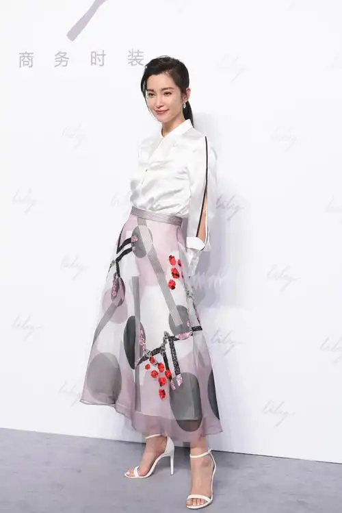 李冰冰白色礼服搭配浅蓝色披风,优雅大气