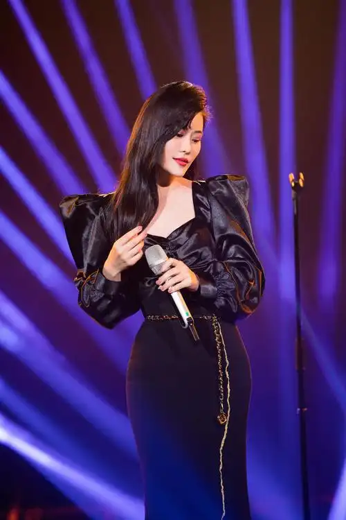 袁娅维大秀人鱼臀好身材融入国粹惊艳改编月牙湾