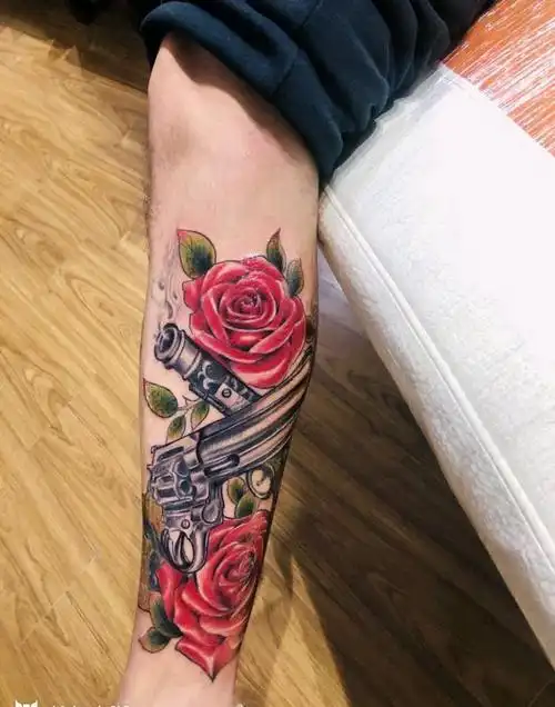 小腿双枪纹身图片_腿部欧美写实纹身图案