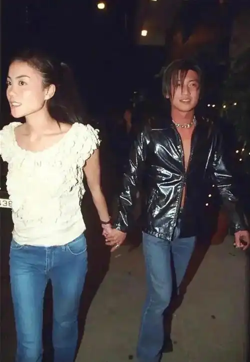 王菲谢谢霆锋名场面牵手场面曝光,当天酒吧附近围着很多人,谢霆锋害怕