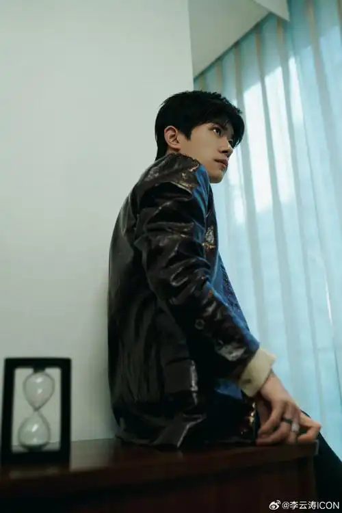 #vogue红毯造型##易烊千玺复古红皮衣#