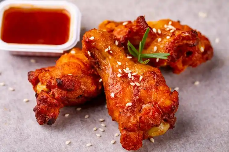 炸鸡腿一定要先小火慢炸,炸至鸡腿熟透后,将鸡腿捞出后,再转成大火