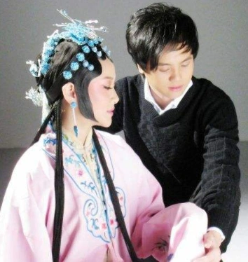 19岁靠唱歌一天赚一万元,春晚请不动他,却没人敢说他耍大牌_郑源