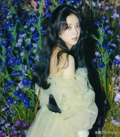 三人陆陆续续去往了巴黎,rose与jisoo受到了同天不同时间开场的品牌