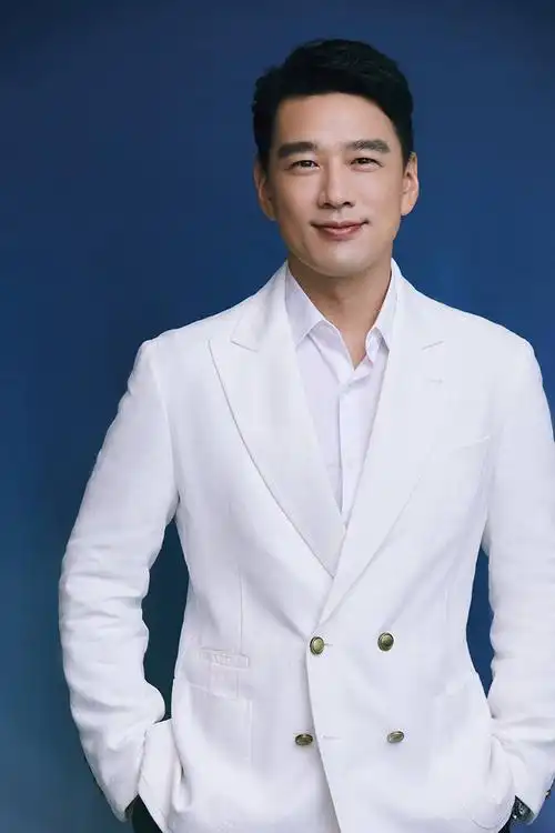 王耀庆空降珠海奥迪海上赛道gq名利场再展主持魅力