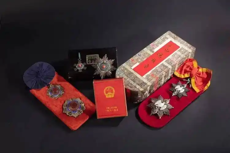 民国·大绶采玉勋章一套(附原盒,附林森题赠劳合先生徽鉴往来卡函,the