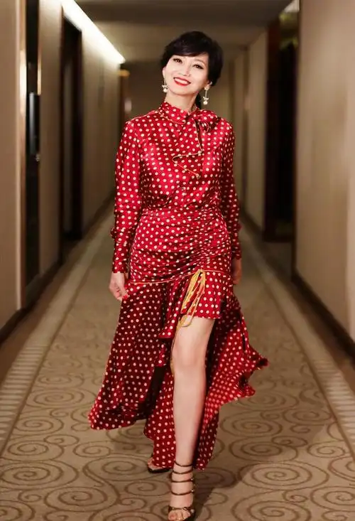 不止黑白灰50岁女性如何穿得大气优雅看赵雅芝给我们做示范