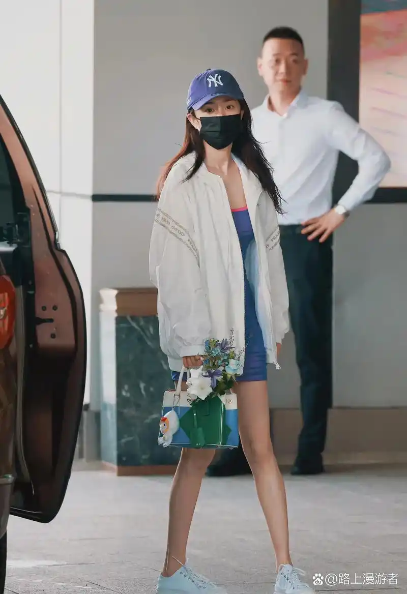 杨幂机场穿搭风格 杨幂在长沙机场的出现引人注目,她身穿休闲装,简约