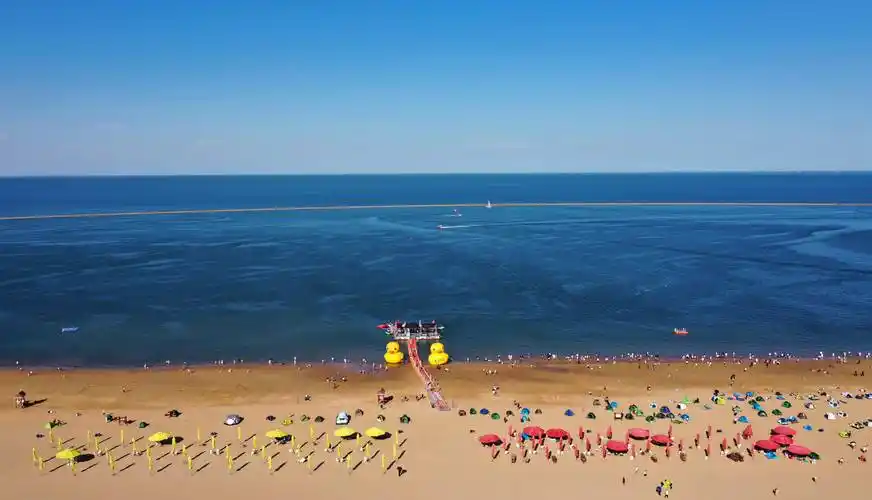 p>天津海滨浴场位于 a target="_blank" href="/item/滨海新区/1752"