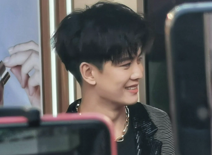 任嘉伦生图: 粉丝和路人镜头下的任嘉伦 颜值也是妥妥的耐打