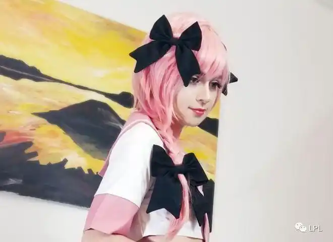 女装大佬sneaky与女友一起秀泳装这次真的顶不住了