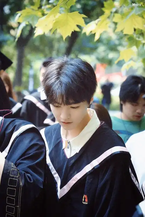 王俊凯大学毕业照来了
