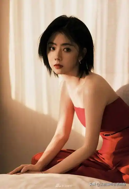 谭松韵吊带抹身材又纯又欲,除了惊艳,更是甜美真诚,能不让人爱吗_娱乐