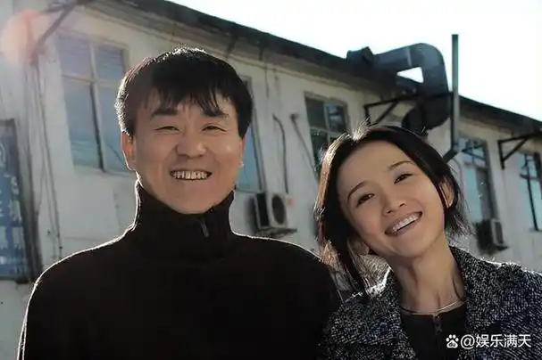 演员何冰为何结婚几十年0绯闻看看妻子是谁就知道了