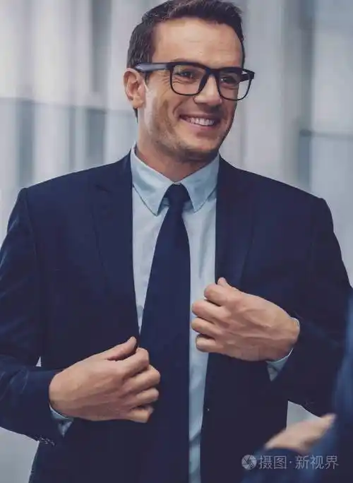 积极英俊的男人微笑