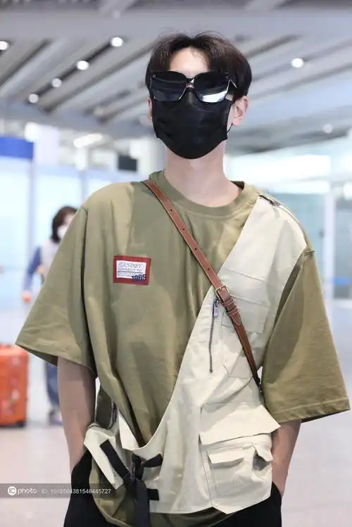 街拍:汪苏泷军绿色马甲拼接t恤 黑色休闲裤 个性太阳镜时尚抢眼 - ic