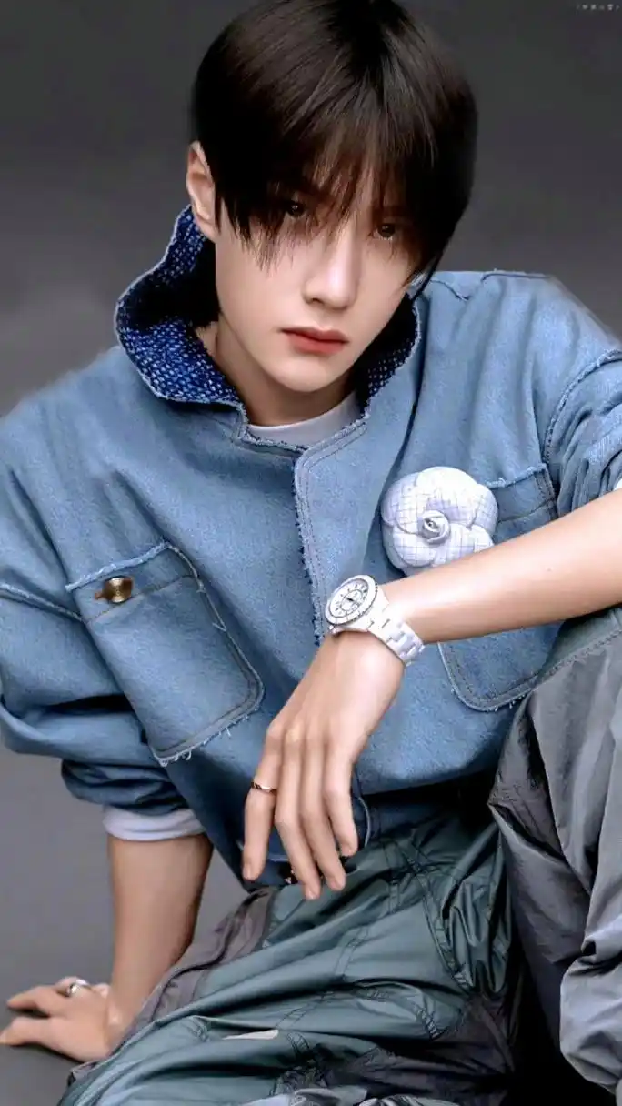 王一博# 王一博elle杂志封面,穿着香奈儿的潮酷男孩 67