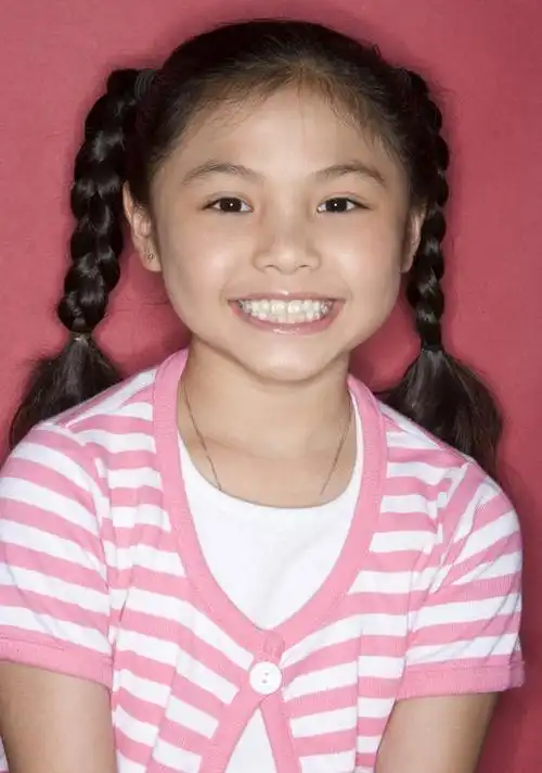 东方人,儿童,一个人,笑,微笑,露齿笑,竖图,室内,白天,正面,纯洁,亚洲