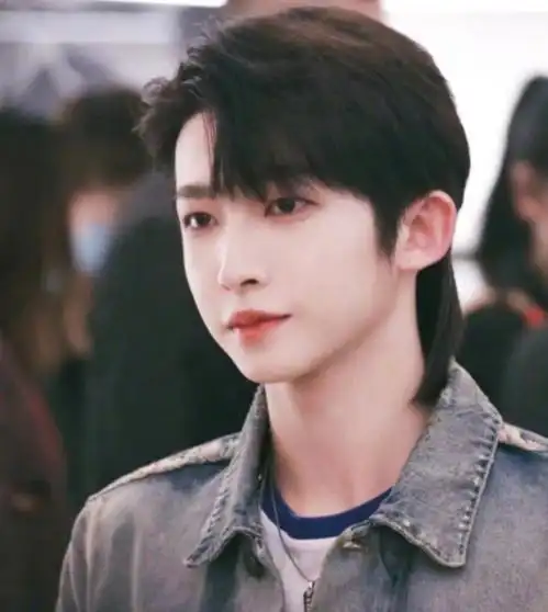 要留多长时间所谓的狼尾发型就是上面短下面长的发型,后面的头发很长