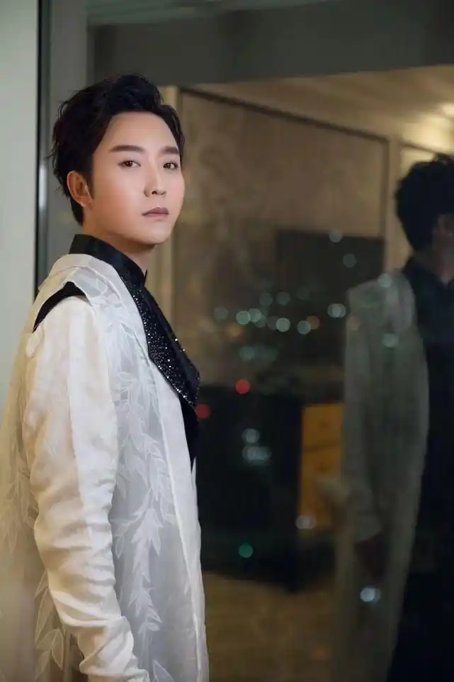 华服日直播集体拉胯遭吐槽李玉刚压轴亮相网友错怪音响了